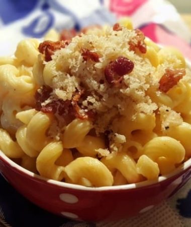 Pressure Cooker Macaroni and Cheese with Crispy Bacon Topping