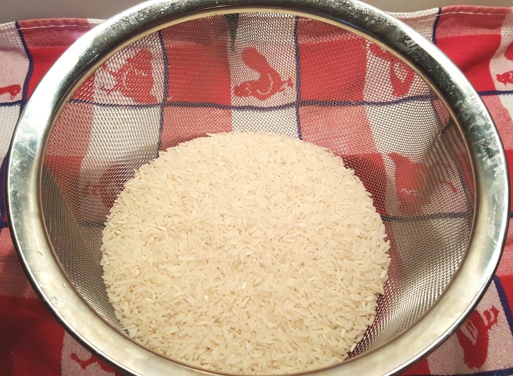 Place rice in rinsing basket