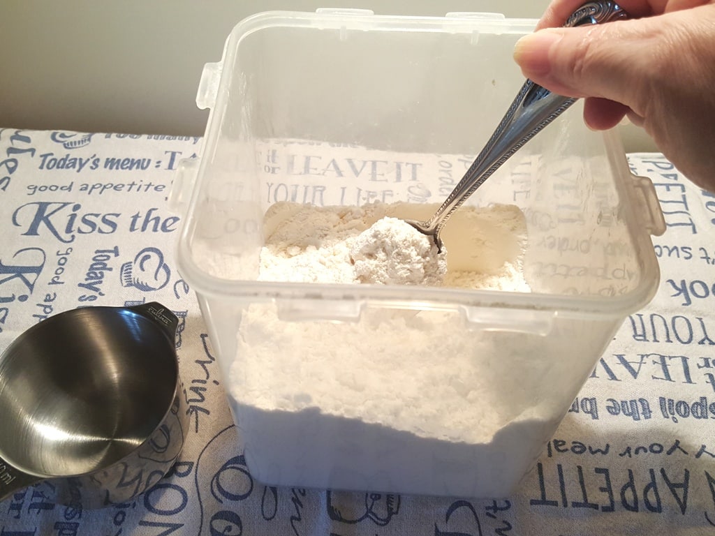 Use a Spoon to Aerate the Flour