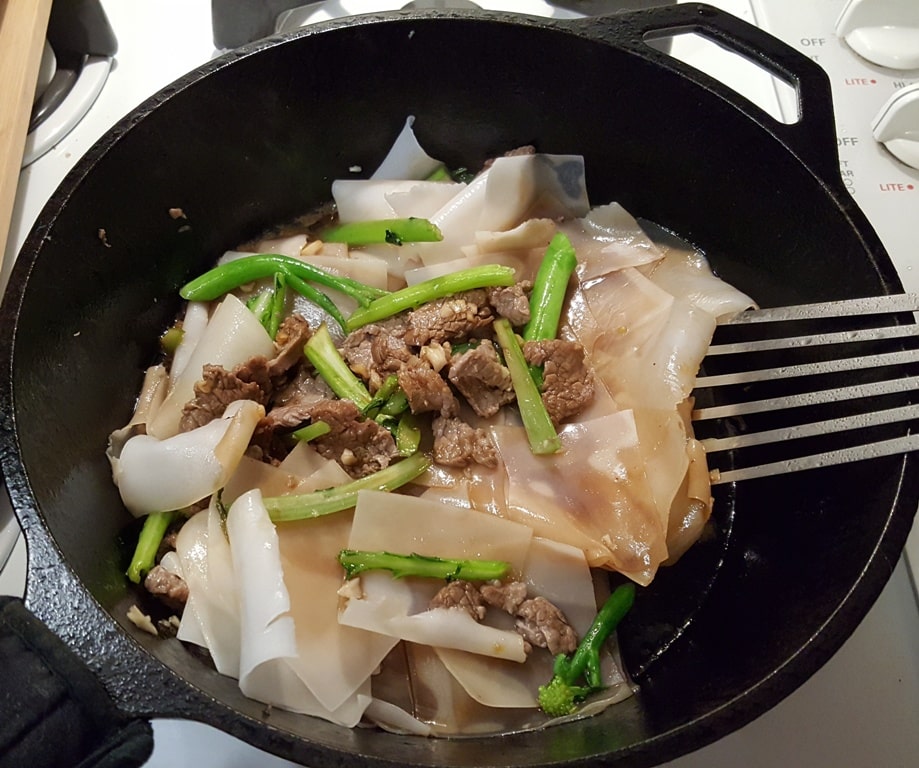 Carefully Stir Fry the Rice Flake Noodles